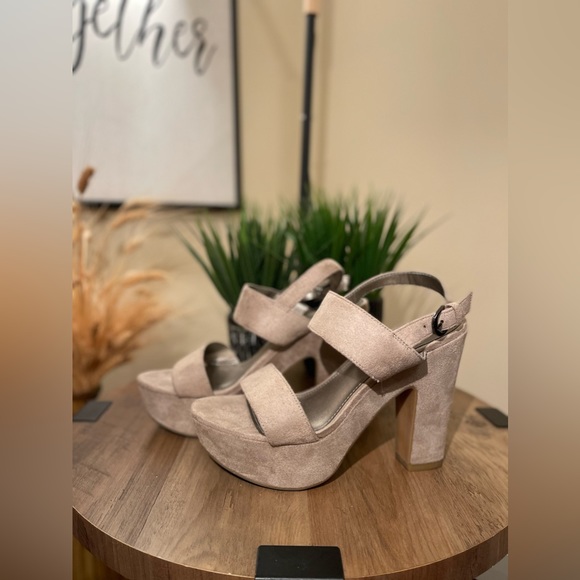 Graceland Super Comfortable Suede 8 Size Ash Color Platform Sandal - Picture 5 of 10